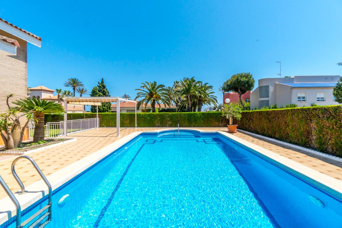 For sale - 5 Bedroom 3 Bathroom House - Detached Villa in Torrevieja - La Veleta  - Alicante
