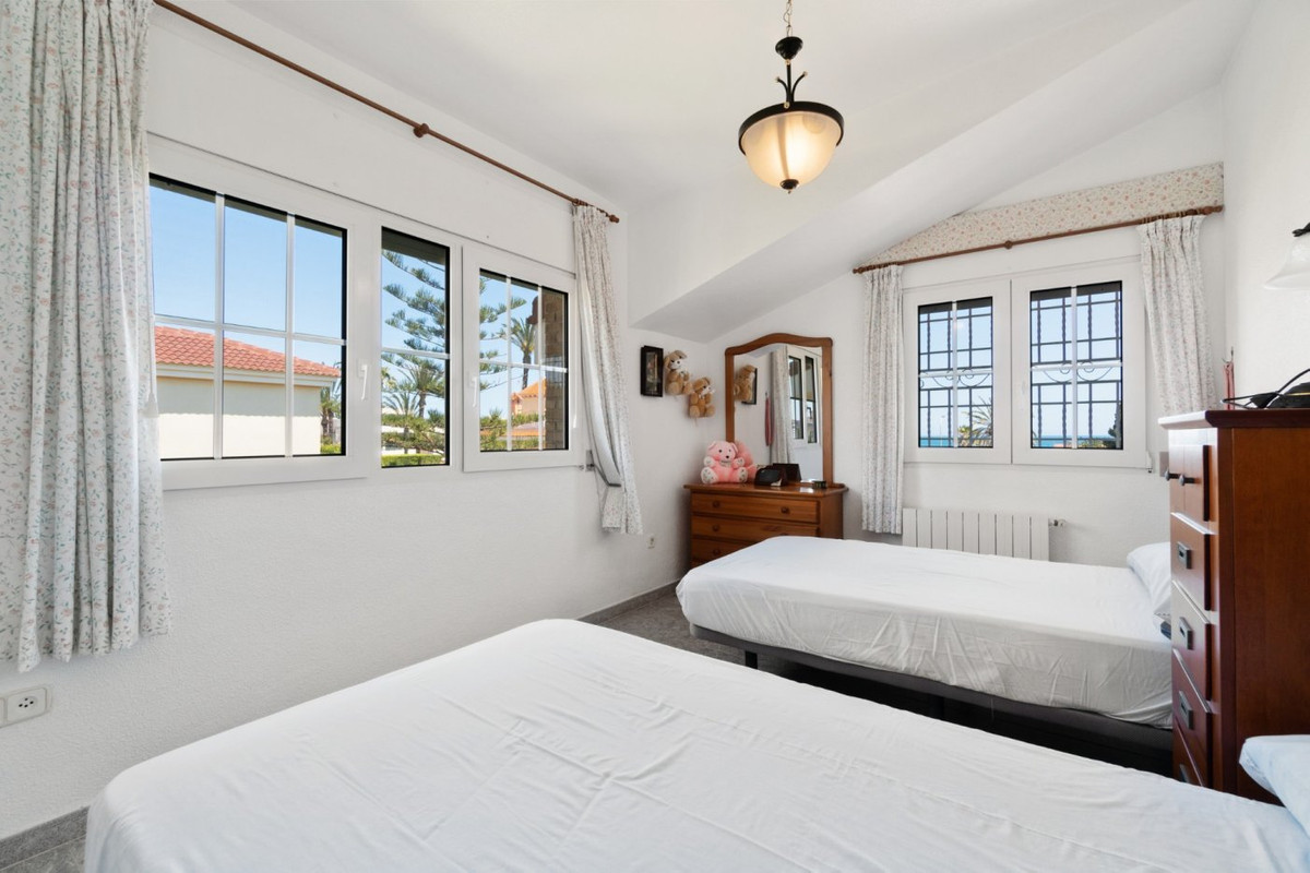 For sale - 5 Bedroom 3 Bathroom House - Detached Villa in Torrevieja - La Veleta  - Alicante