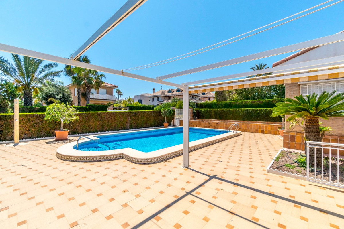 For sale - 5 Bedroom 3 Bathroom House - Detached Villa in Torrevieja - La Veleta  - Alicante