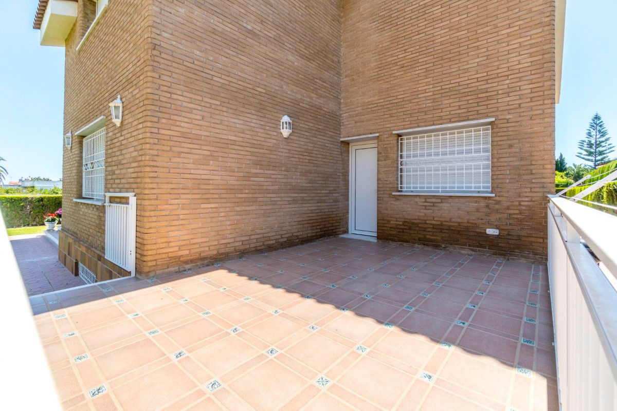 For sale - 5 Bedroom 3 Bathroom House - Detached Villa in Torrevieja - La Veleta  - Alicante