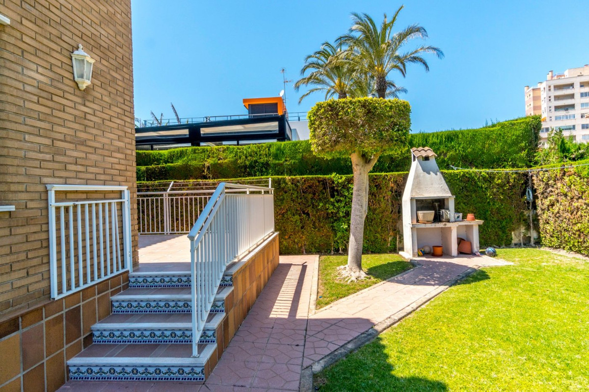 For sale - 5 Bedroom 3 Bathroom House - Detached Villa in Torrevieja - La Veleta  - Alicante