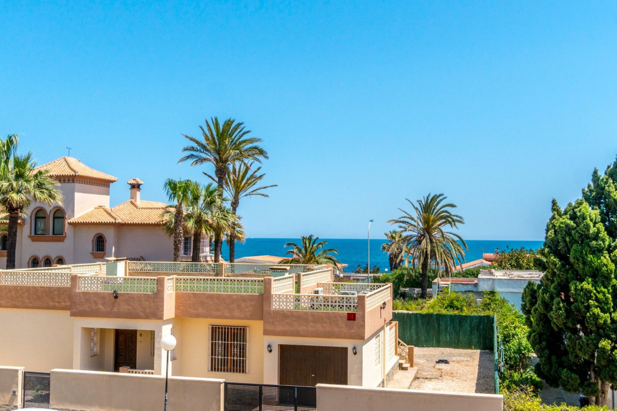 For sale - 5 Bedroom 3 Bathroom House - Detached Villa in Torrevieja - La Veleta  - Alicante