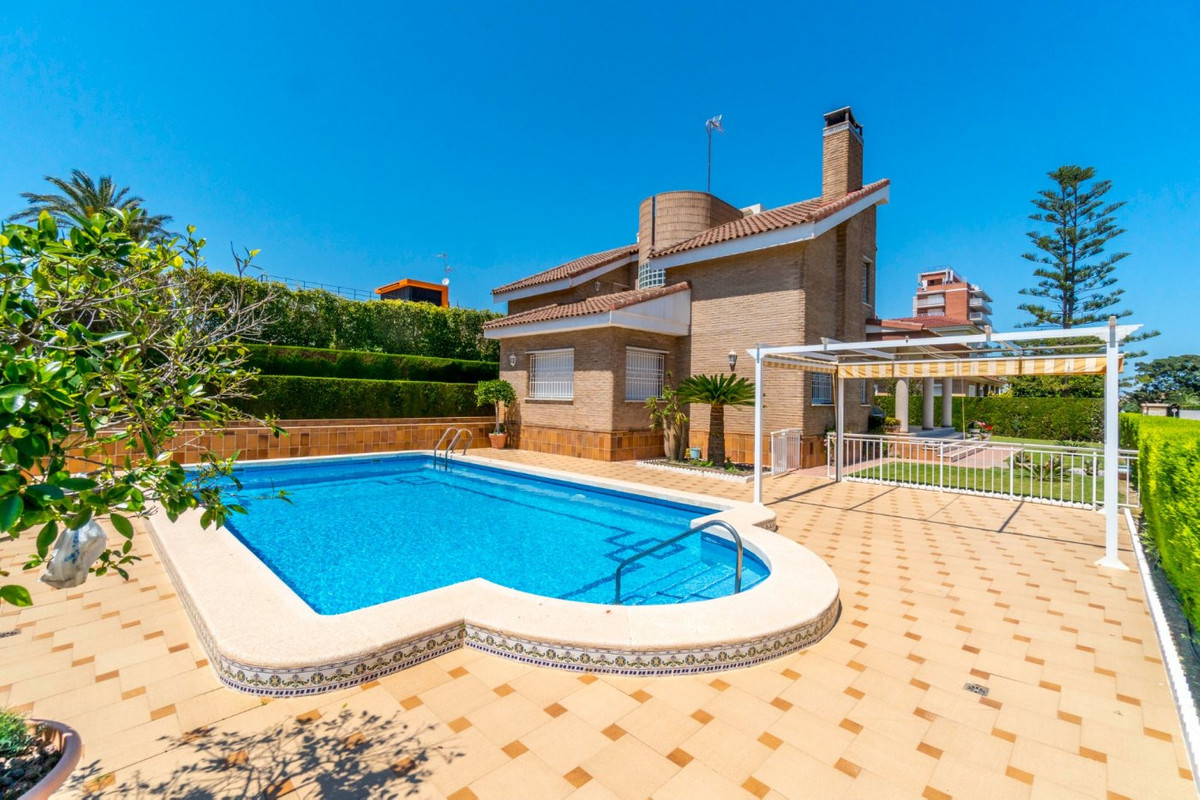 For sale - 5 Bedroom 3 Bathroom House - Detached Villa in Torrevieja - La Veleta  - Alicante