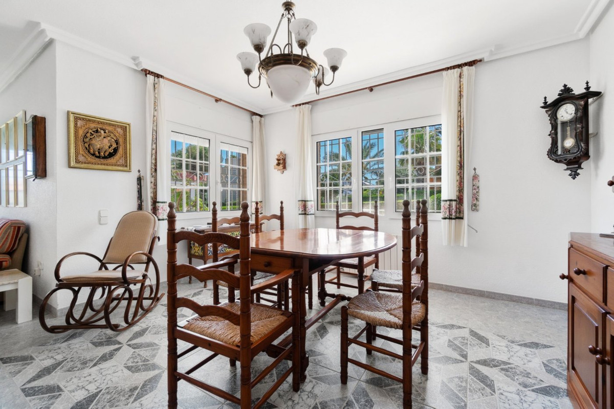 For sale - 5 Bedroom 3 Bathroom House - Detached Villa in Torrevieja - La Veleta  - Alicante