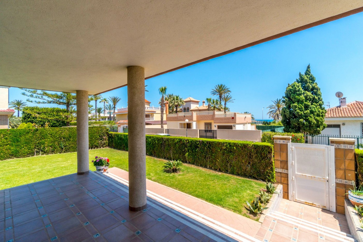 For sale - 5 Bedroom 3 Bathroom House - Detached Villa in Torrevieja - La Veleta  - Alicante