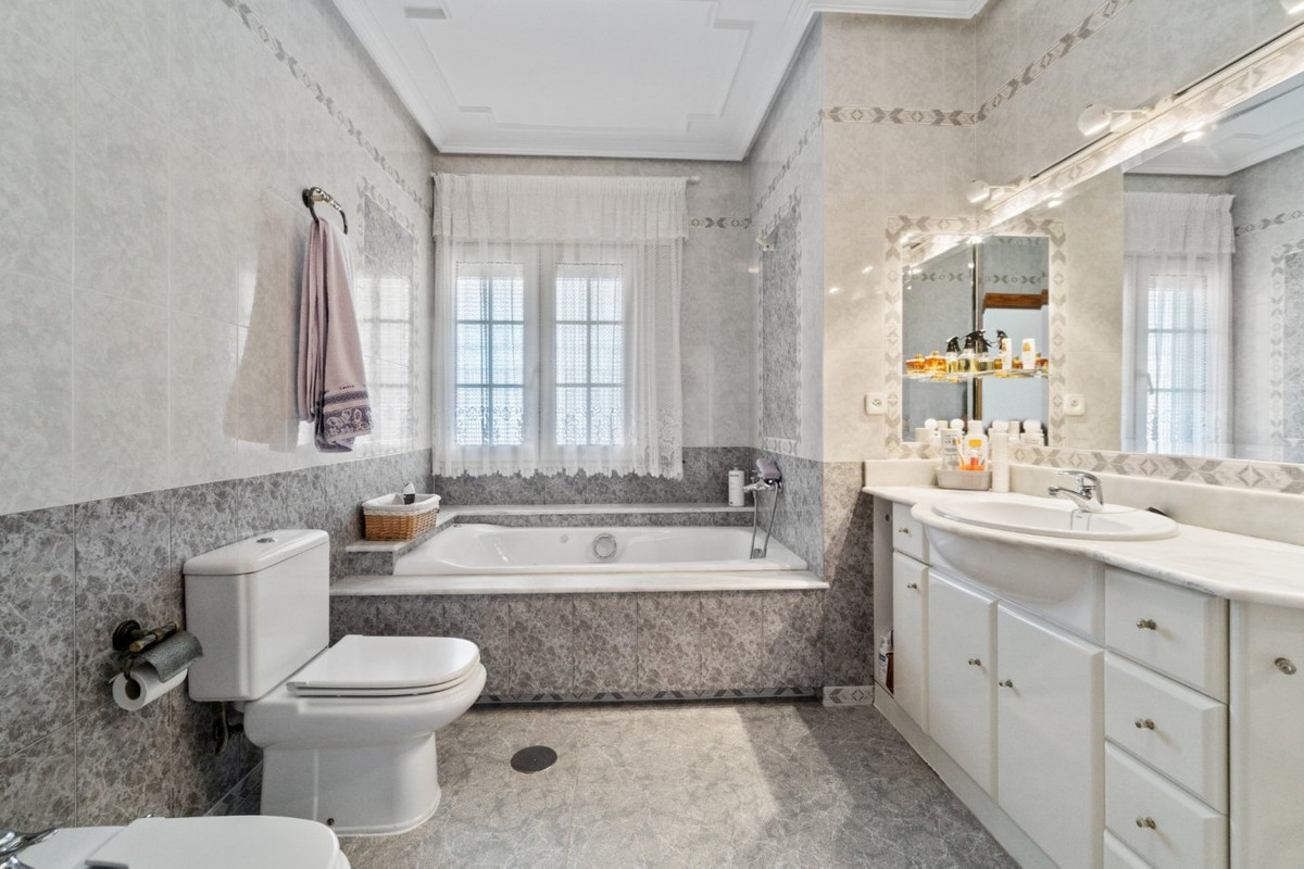 For sale - 5 Bedroom 3 Bathroom House - Detached Villa in Torrevieja - La Veleta  - Alicante