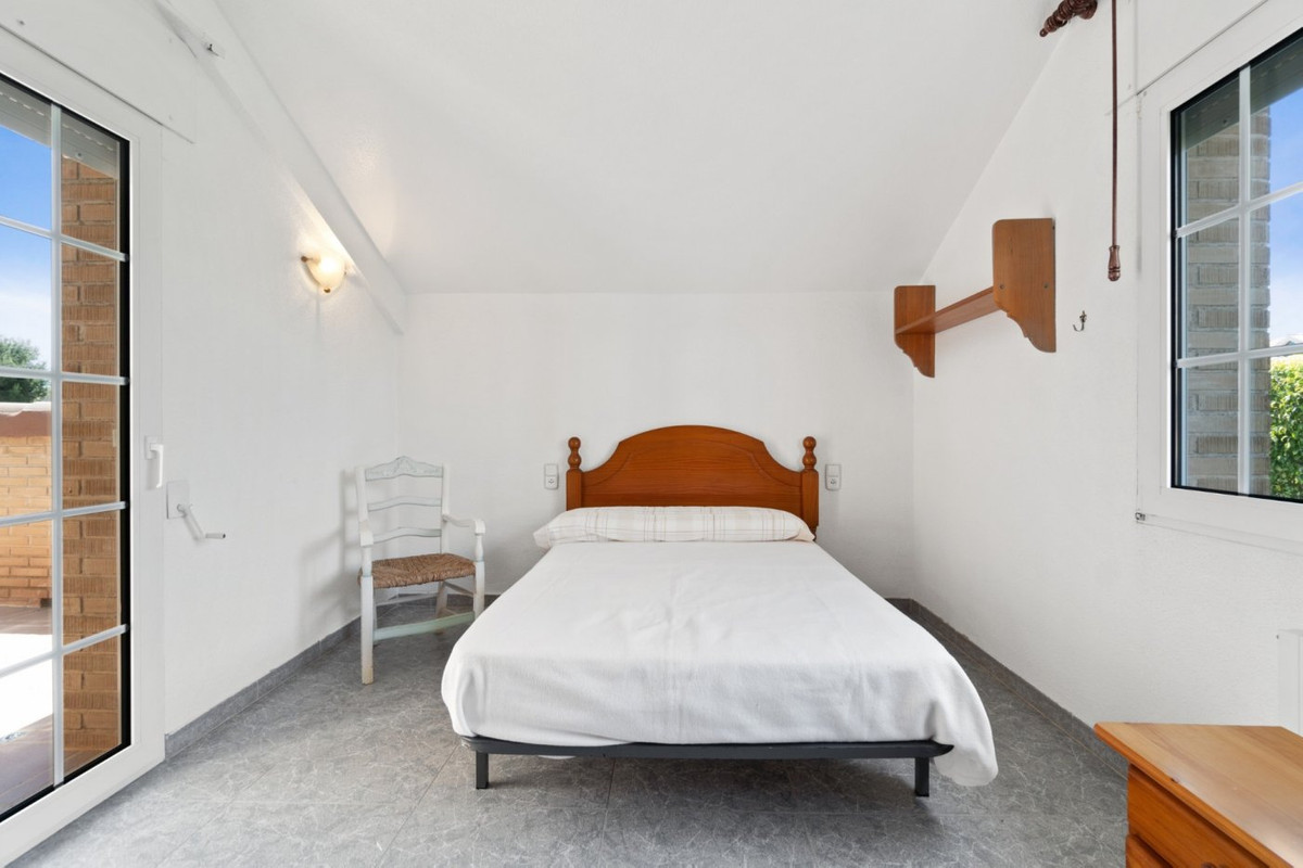 For sale - 5 Bedroom 3 Bathroom House - Detached Villa in Torrevieja - La Veleta  - Alicante