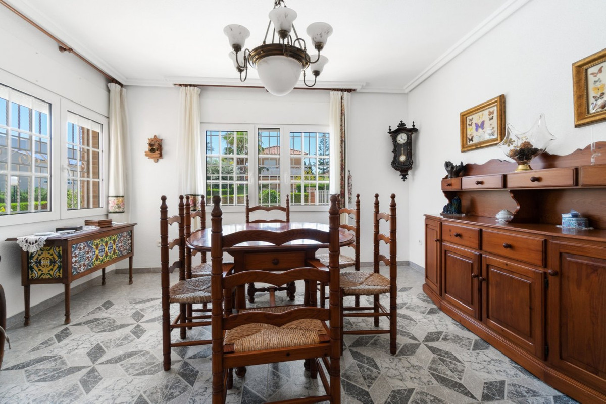 For sale - 5 Bedroom 3 Bathroom House - Detached Villa in Torrevieja - La Veleta  - Alicante