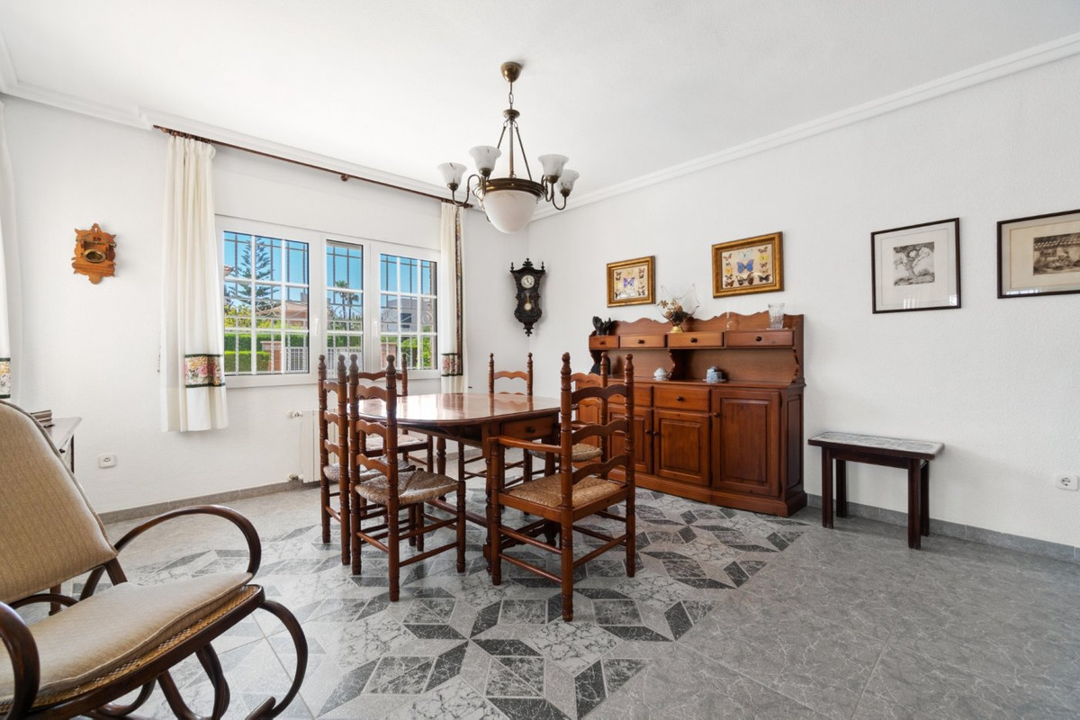 For sale - 5 Bedroom 3 Bathroom House - Detached Villa in Torrevieja - La Veleta  - Alicante