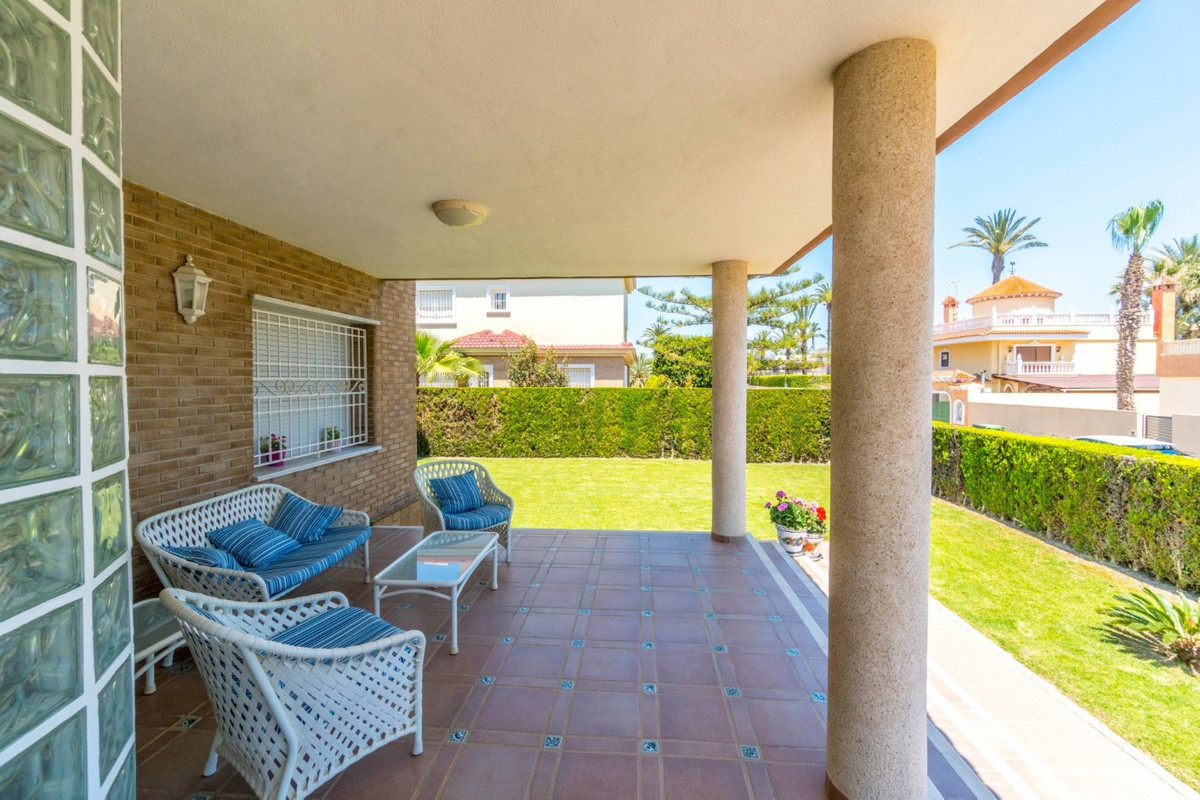 For sale - 5 Bedroom 3 Bathroom House - Detached Villa in Torrevieja - La Veleta  - Alicante