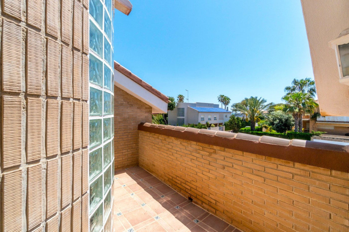 For sale - 5 Bedroom 3 Bathroom House - Detached Villa in Torrevieja - La Veleta  - Alicante