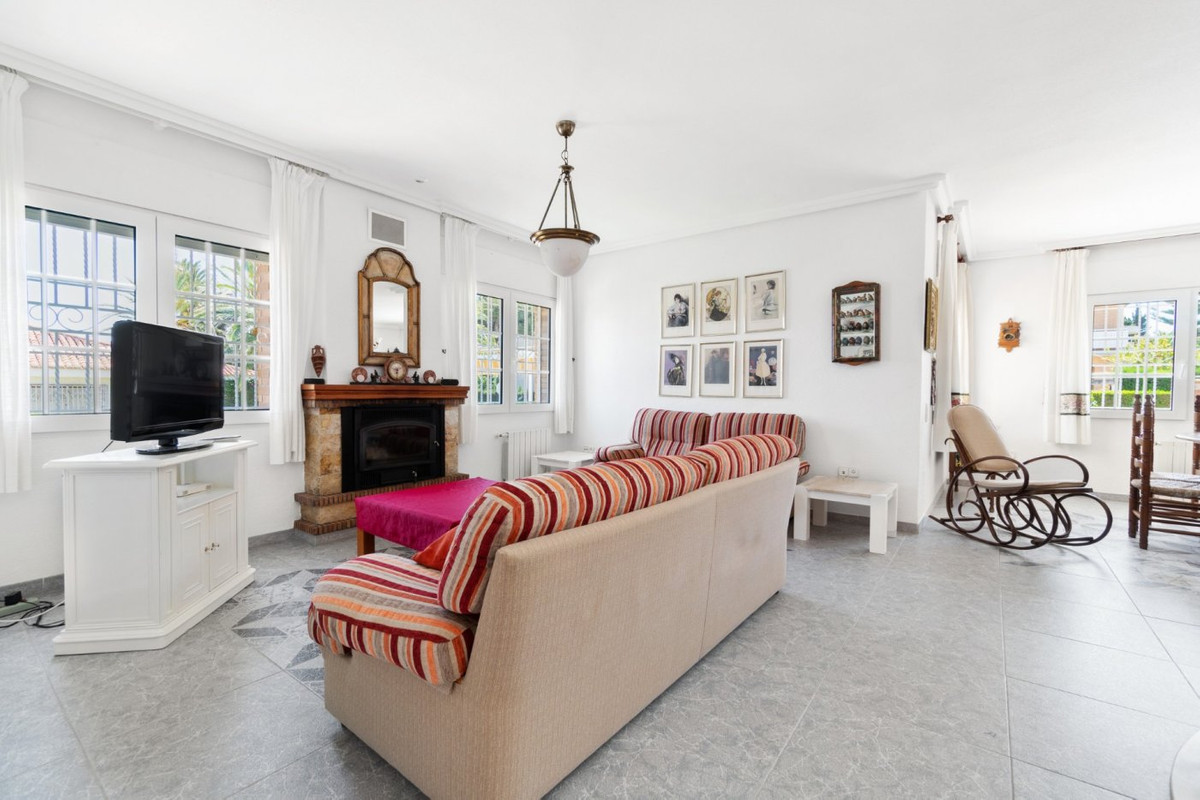 For sale - 5 Bedroom 3 Bathroom House - Detached Villa in Torrevieja - La Veleta  - Alicante