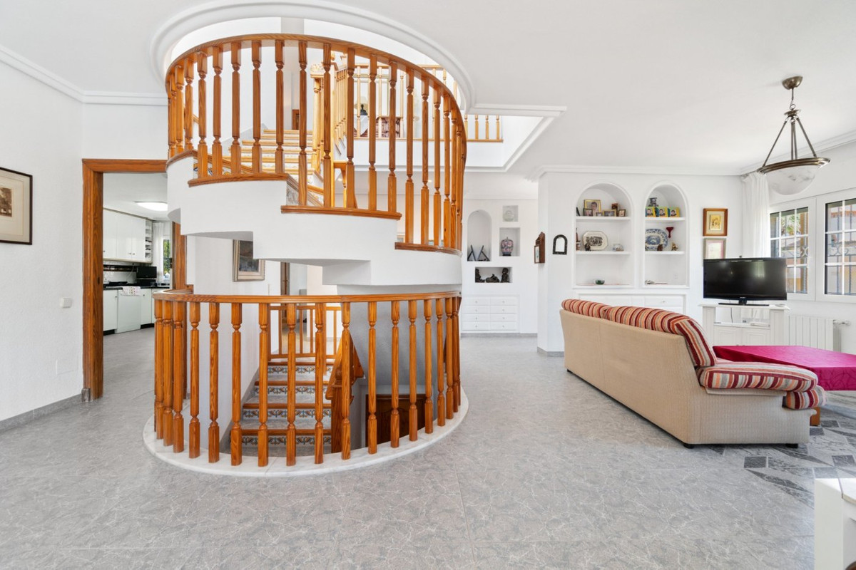 For sale - 5 Bedroom 3 Bathroom House - Detached Villa in Torrevieja - La Veleta  - Alicante