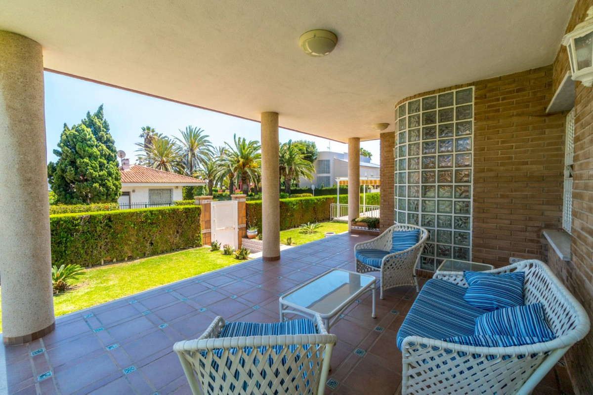 For sale - 5 Bedroom 3 Bathroom House - Detached Villa in Torrevieja - La Veleta  - Alicante