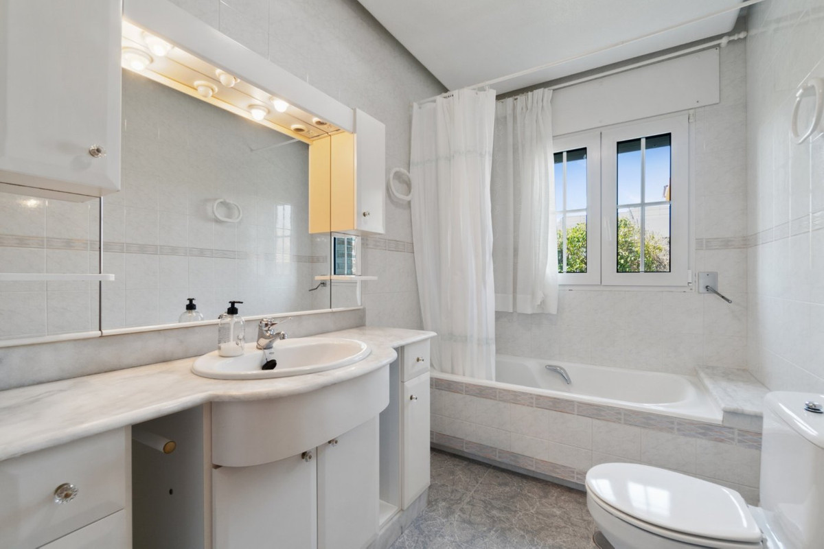 For sale - 5 Bedroom 3 Bathroom House - Detached Villa in Torrevieja - La Veleta  - Alicante