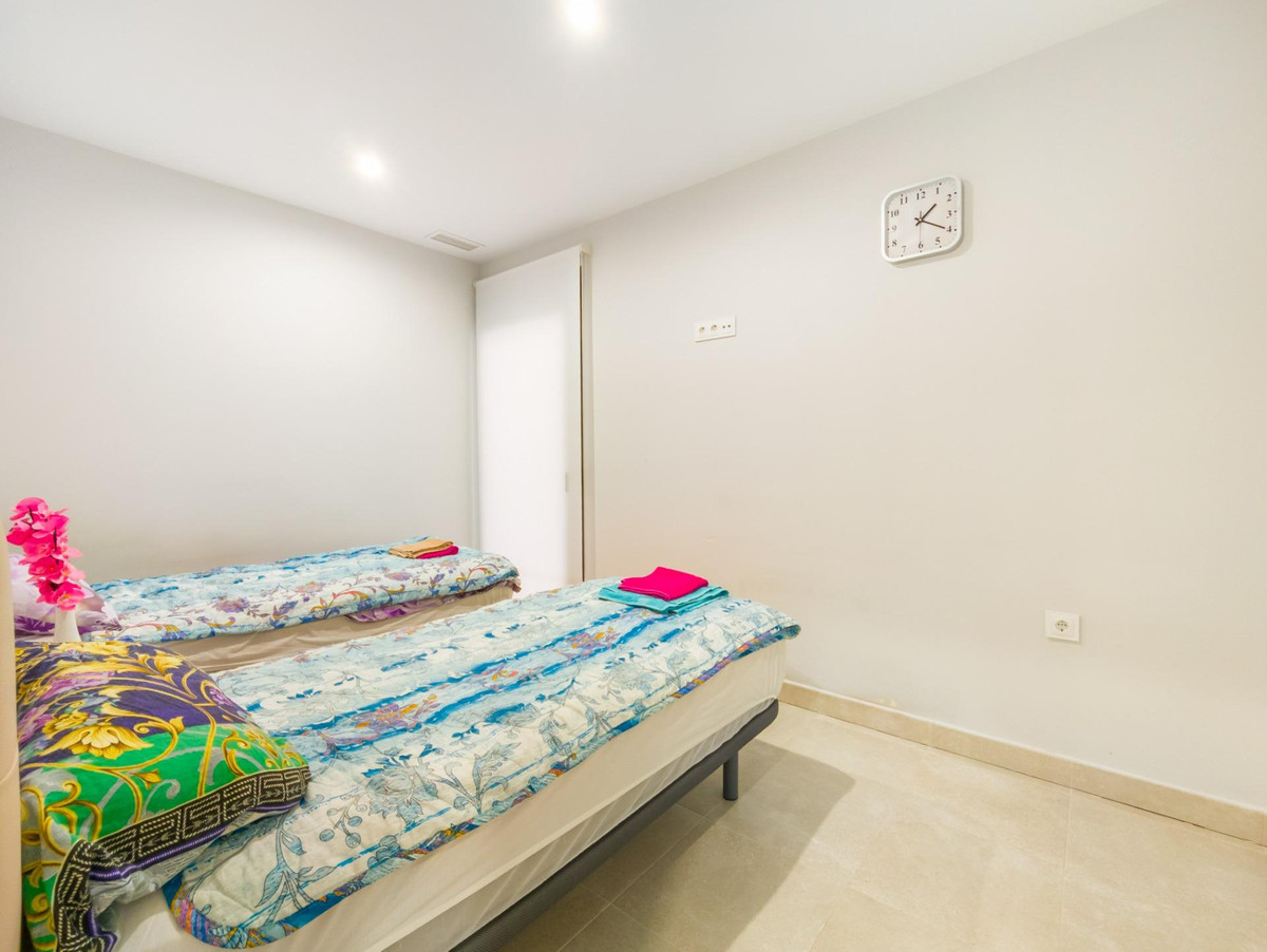 For sale - 2 Bedroom 2 Bathroom Apartment - Middle Floor Apartment in Torrevieja - Torrevieja Centro  - Alicante