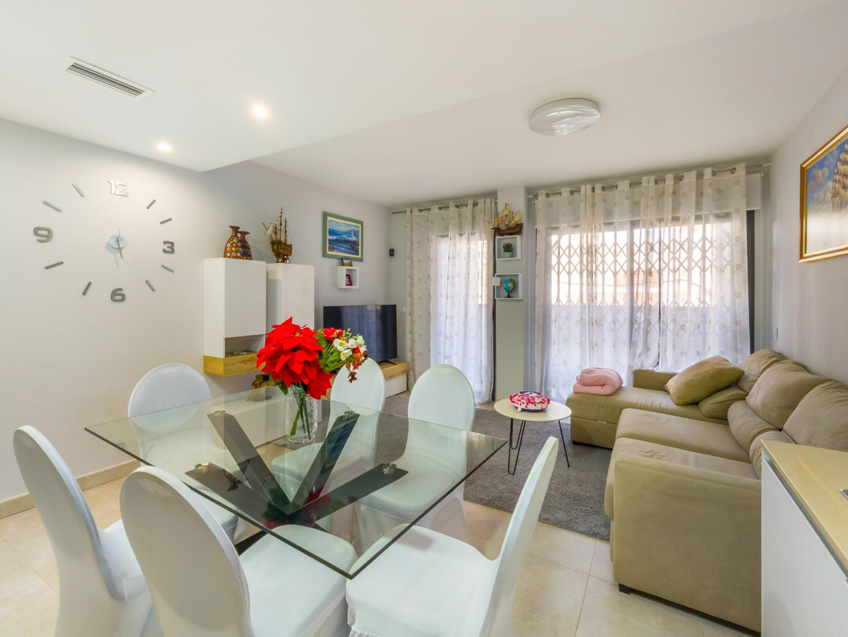 For sale - 2 Bedroom 2 Bathroom Apartment - Middle Floor Apartment in Torrevieja - Torrevieja Centro  - Alicante