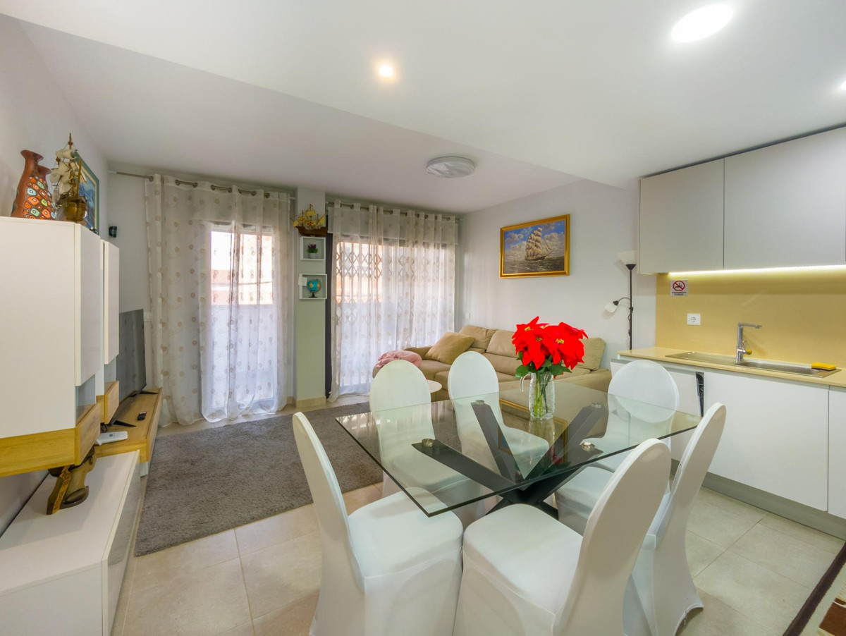 For sale - 2 Bedroom 2 Bathroom Apartment - Middle Floor Apartment in Torrevieja - Torrevieja Centro  - Alicante