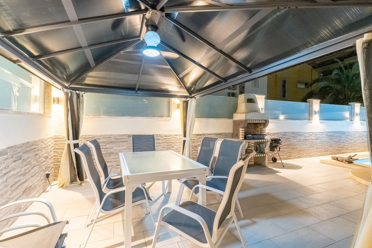 For sale - 4 Bedroom 3 Bathroom House - Townhouse in Orihuela - Punta Prima  - Alicante