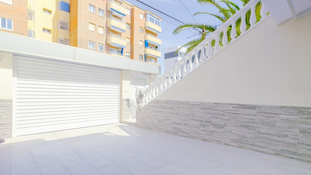 For sale - 4 Bedroom 3 Bathroom House - Townhouse in Orihuela - Punta Prima  - Alicante