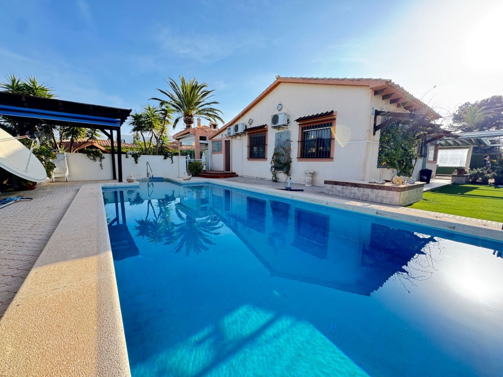 3 Bedroom 2 Bathroom Villa in Cabo Roig
