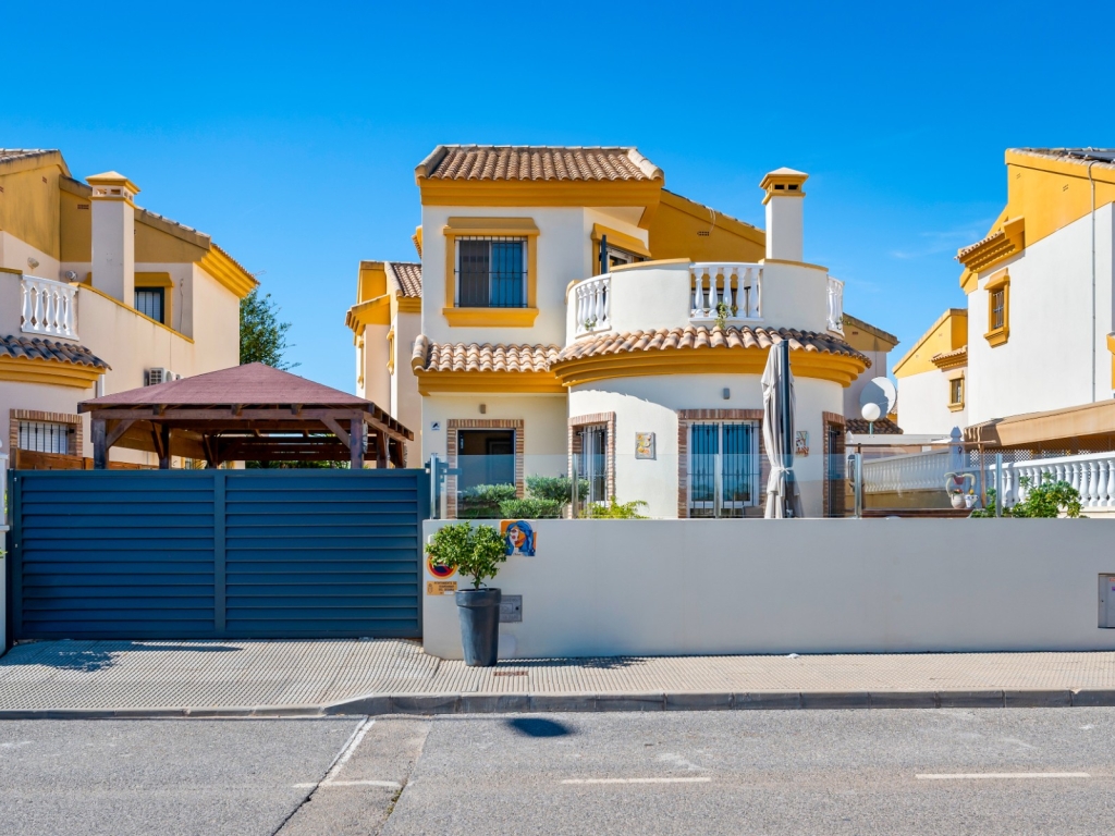 3 Bedroom 2 Bathroom Villa in El Raso