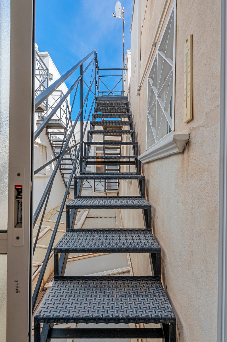 For sale - 2 Bedroom 1 Bathroom Penthouse Apartment in Torrevieja - Torrevieja  - Alicante