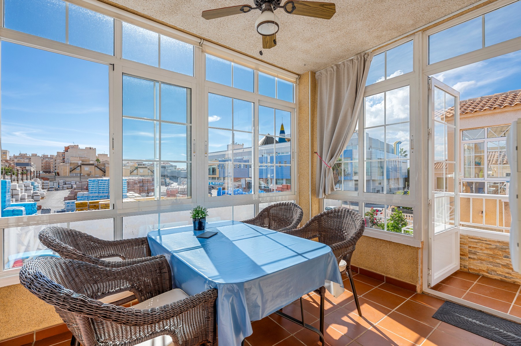 For sale - 2 Bedroom 1 Bathroom Penthouse Apartment in Torrevieja - Torrevieja  - Alicante