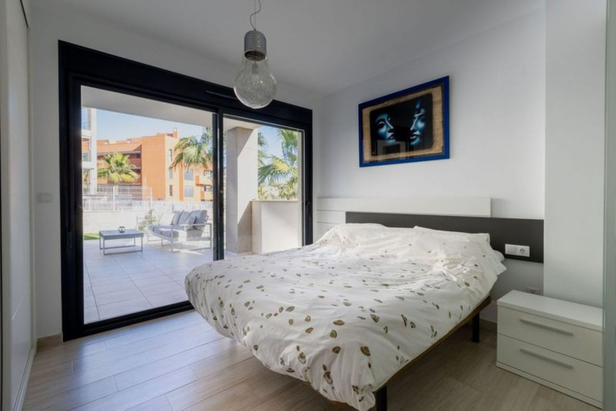 For sale - 2 Bedroom 2 Bathroom Ground Floor Apartment in Villamartin - Villamartin  - Alicante