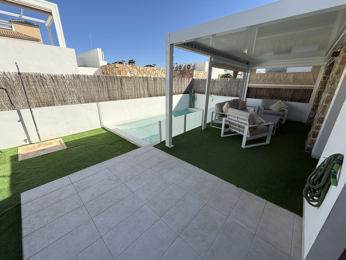 For sale - 3 Bedroom 2 Bathroom House - Detached Villa in Orihuela - Lomas de Cabo Roig  - Alicante