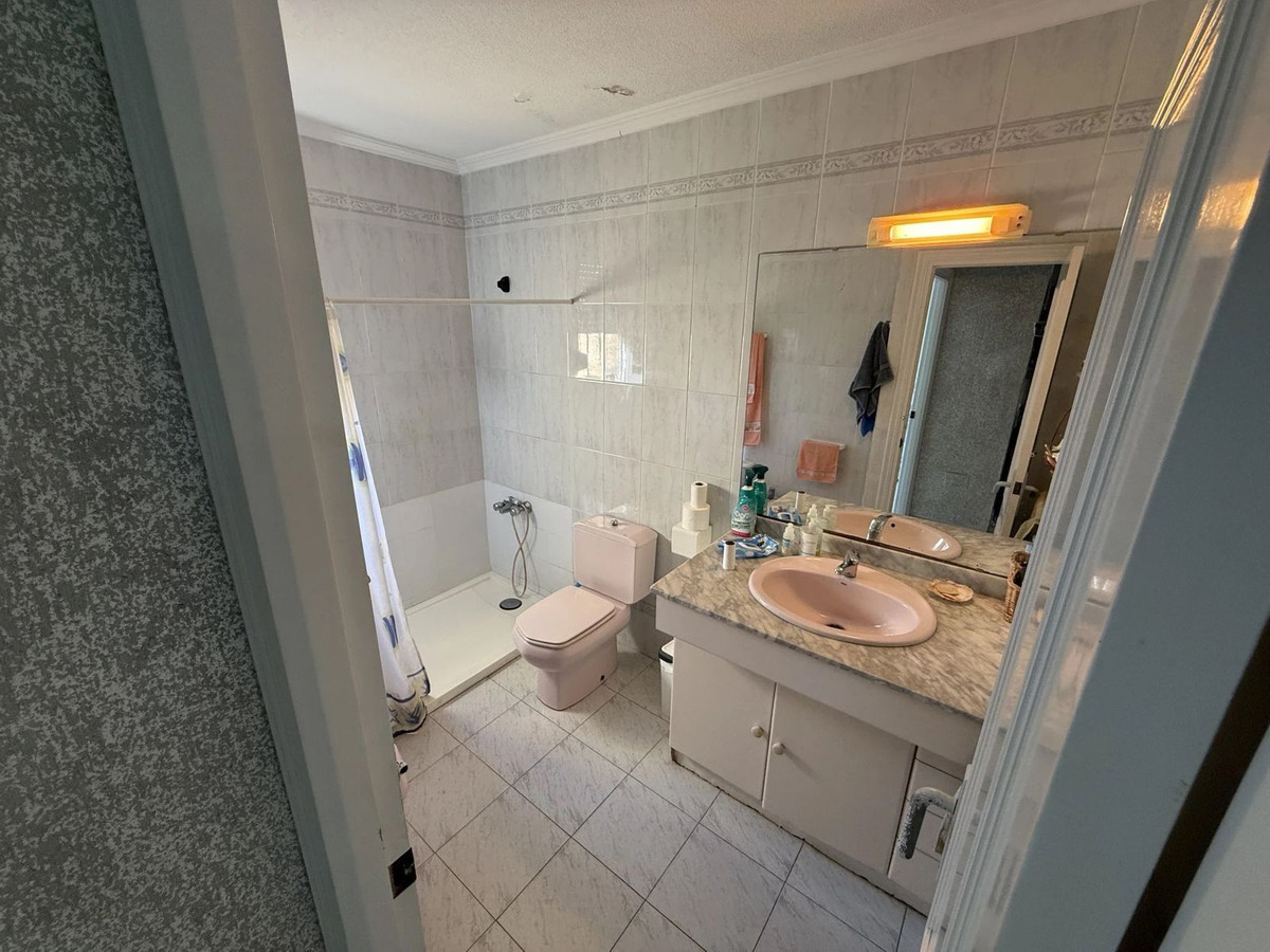For sale - 6 Bedroom 3 Bathroom House - Detached Villa in Torrevieja - Torrevieja Centro  - Alicante