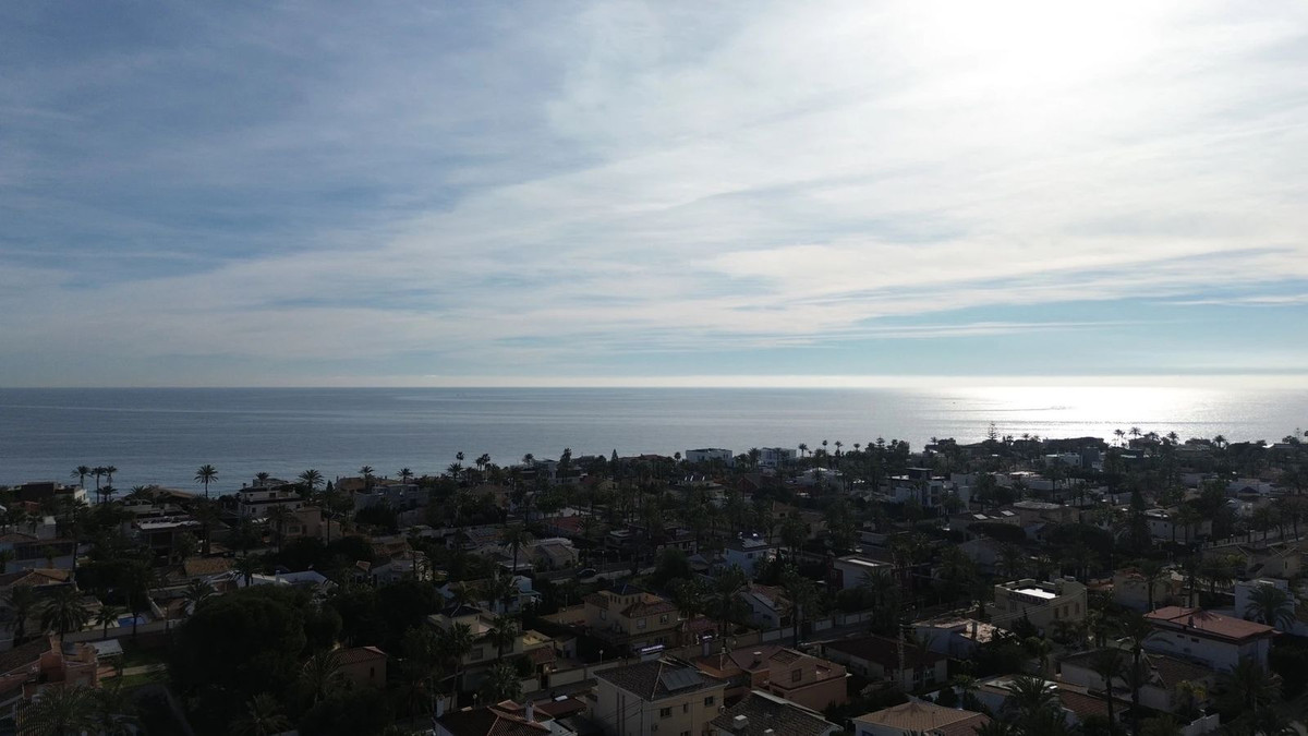 For sale - 6 Bedroom 3 Bathroom House - Detached Villa in Torrevieja - Torrevieja Centro  - Alicante