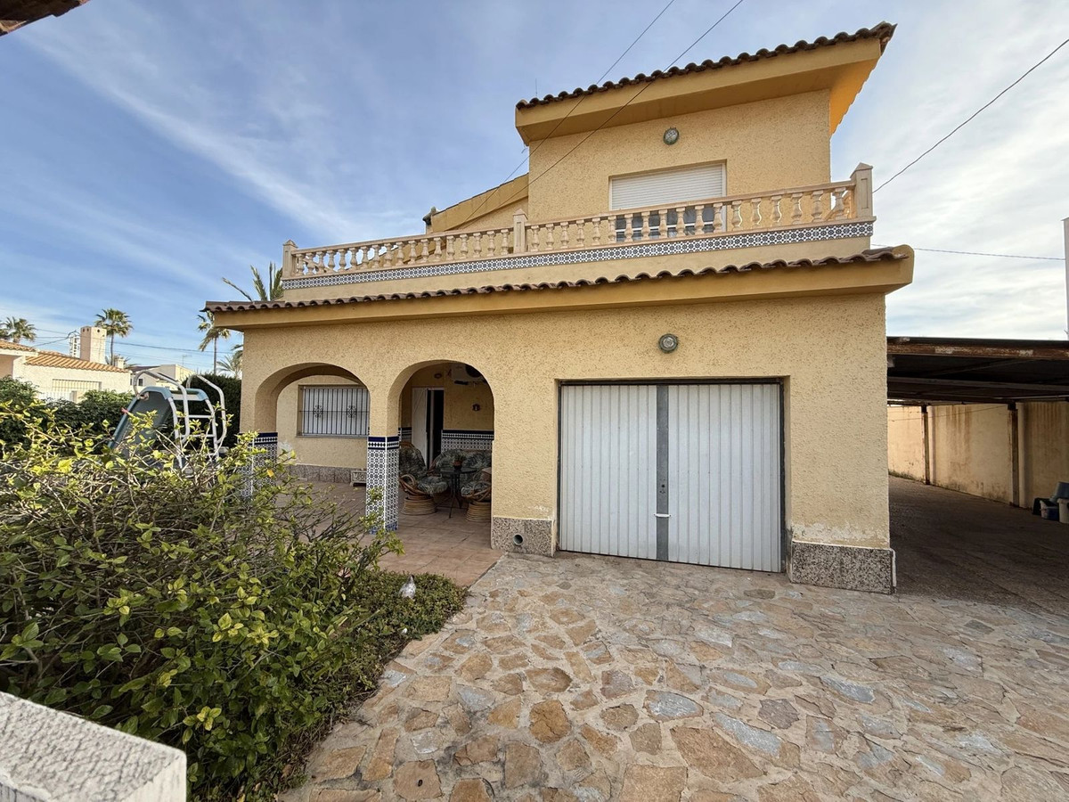 For sale - 6 Bedroom 3 Bathroom House - Detached Villa in Torrevieja - Torrevieja Centro  - Alicante
