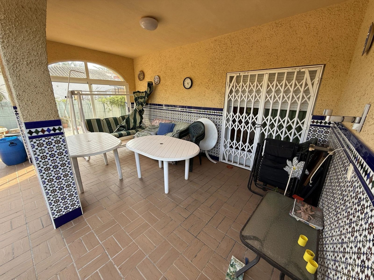 For sale - 6 Bedroom 3 Bathroom House - Detached Villa in Torrevieja - Torrevieja Centro  - Alicante