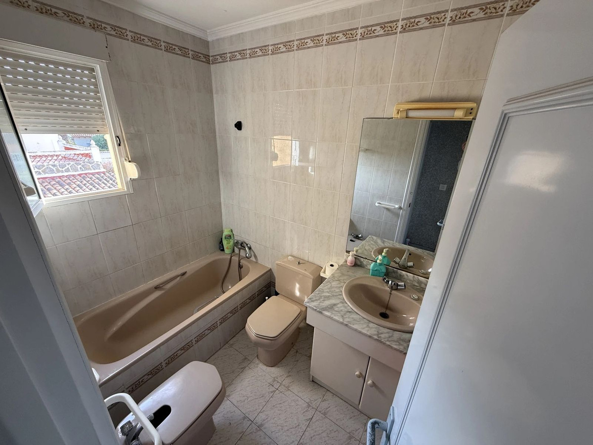 For sale - 6 Bedroom 3 Bathroom House - Detached Villa in Torrevieja - Torrevieja Centro  - Alicante