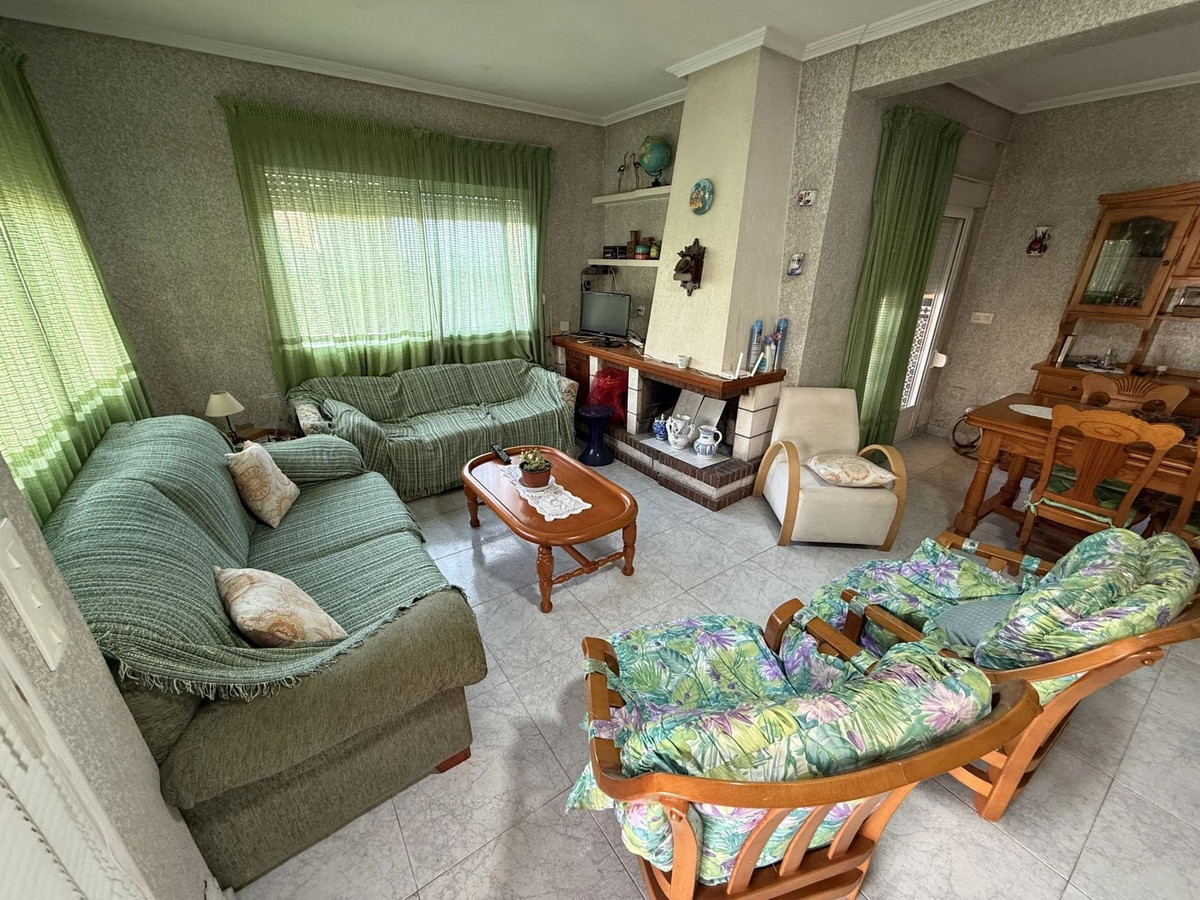 For sale - 6 Bedroom 3 Bathroom House - Detached Villa in Torrevieja - Torrevieja Centro  - Alicante