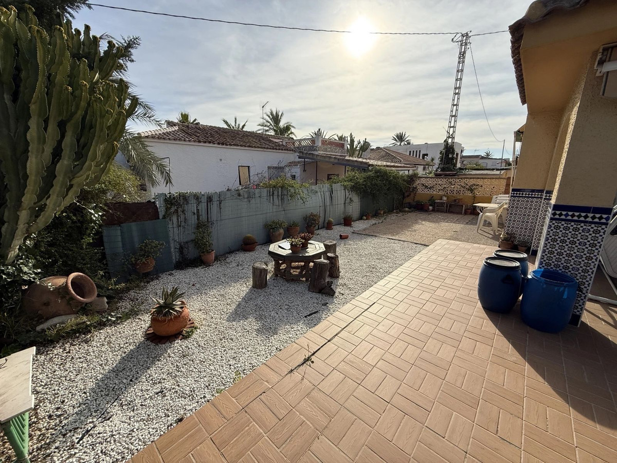 For sale - 6 Bedroom 3 Bathroom House - Detached Villa in Torrevieja - Torrevieja Centro  - Alicante