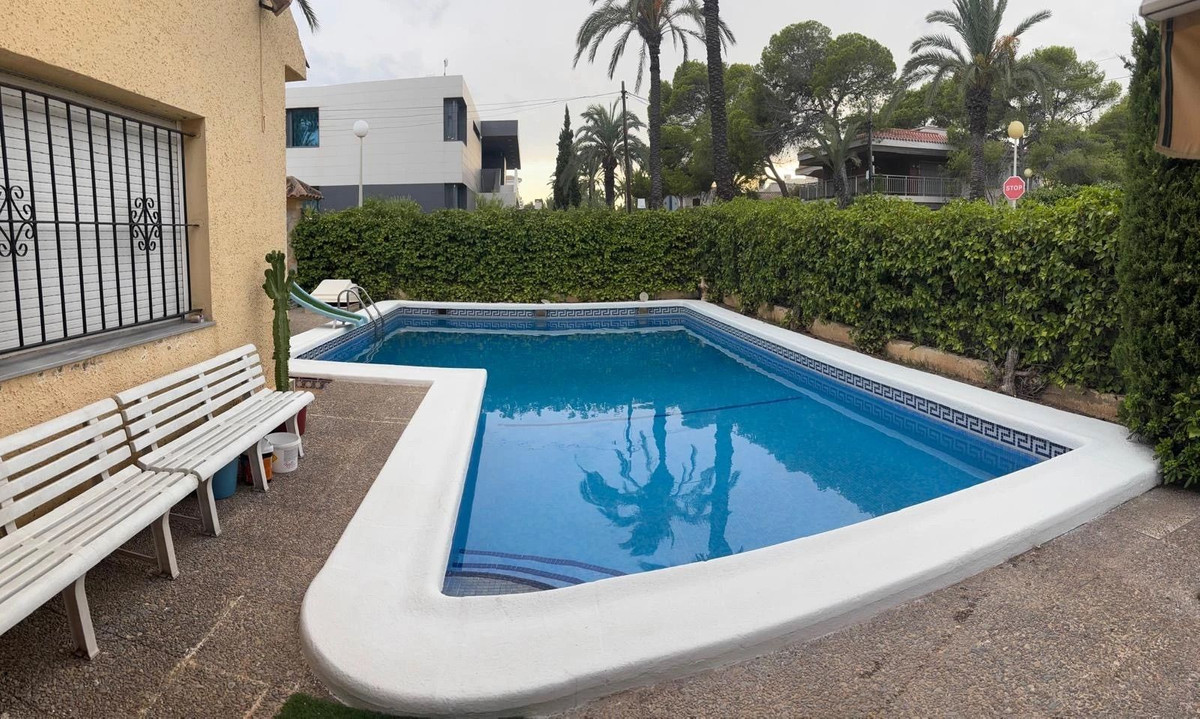 For sale - 6 Bedroom 3 Bathroom House - Detached Villa in Torrevieja - Torrevieja Centro  - Alicante