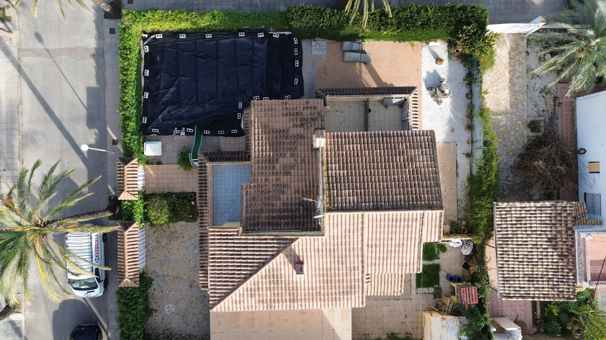 For sale - 6 Bedroom 3 Bathroom House - Detached Villa in Torrevieja - Torrevieja Centro  - Alicante