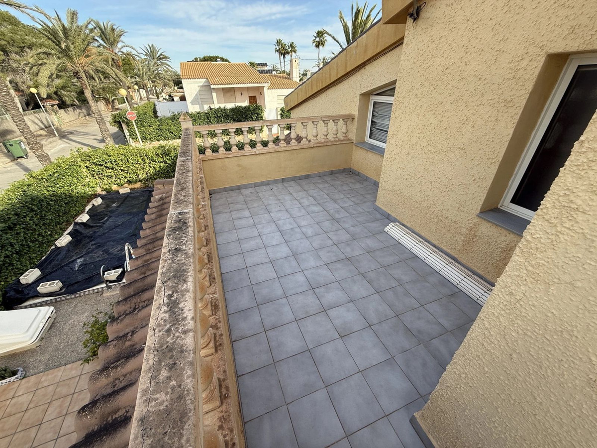 For sale - 6 Bedroom 3 Bathroom House - Detached Villa in Torrevieja - Torrevieja Centro  - Alicante