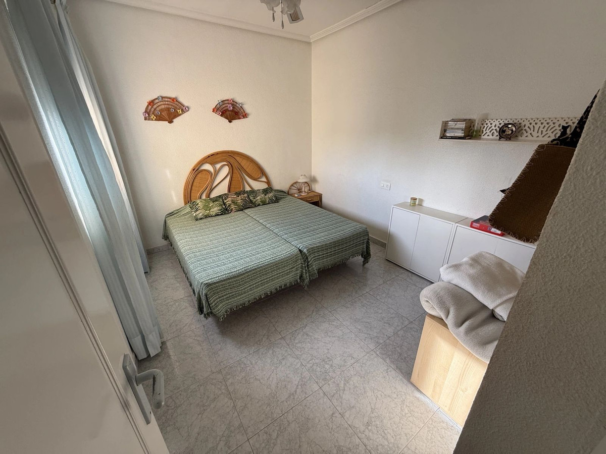 For sale - 6 Bedroom 3 Bathroom House - Detached Villa in Torrevieja - Torrevieja Centro  - Alicante