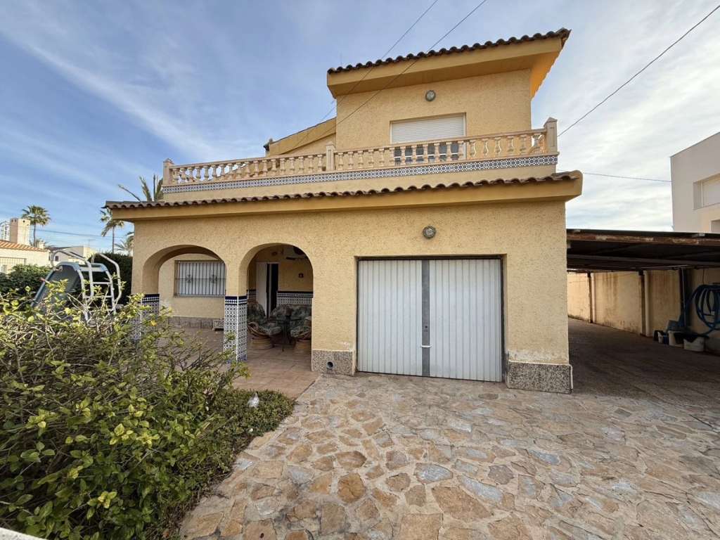 6 Bedroom 3 Bathroom House - Detached Villa in Torrevieja