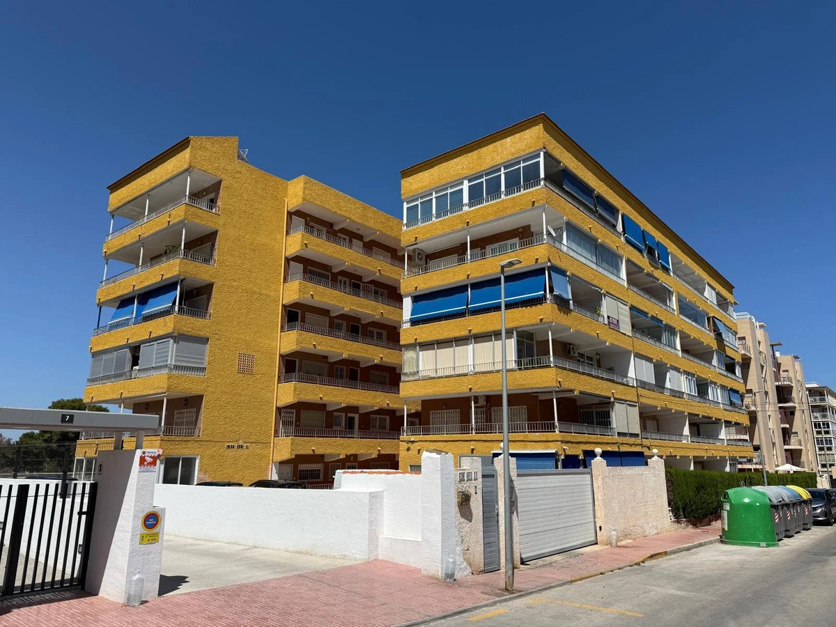 For sale - 3 Bedroom 2 Bathroom Apartment in Punta Prima  - Punta Prima  - Alicante