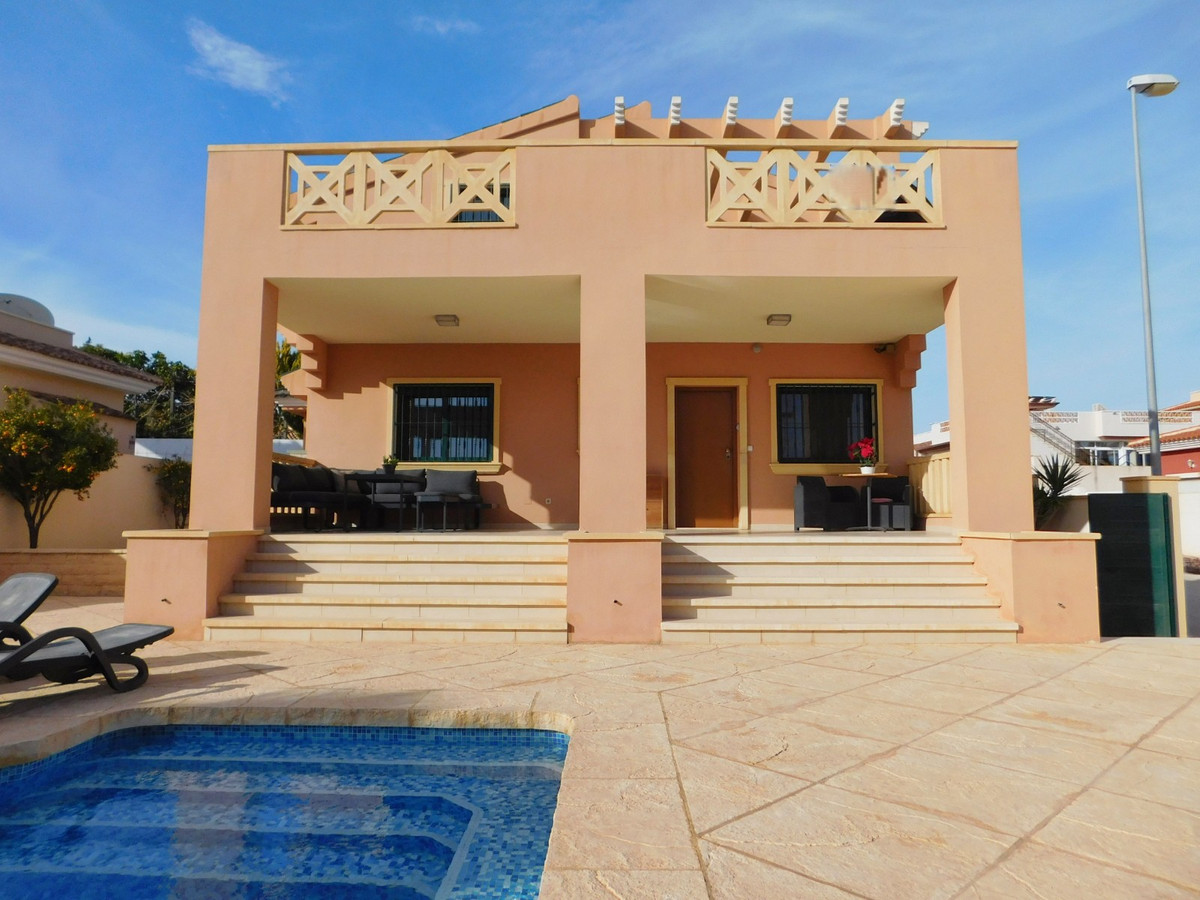 For sale - 4 Bedroom 2 Bathroom House - Detached Villa in Rojales - Ciudad Quesada  - Alicante