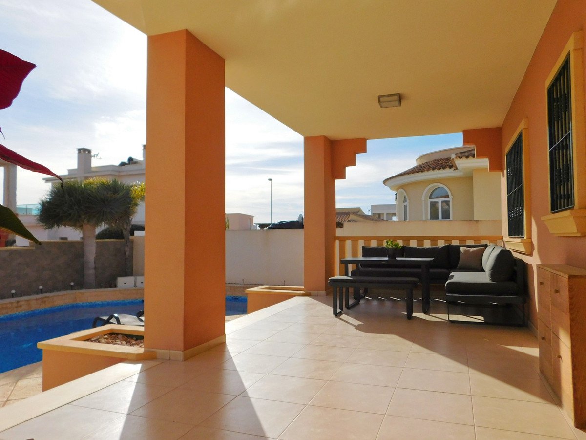 For sale - 4 Bedroom 2 Bathroom House - Detached Villa in Rojales - Ciudad Quesada  - Alicante