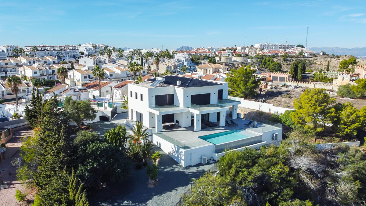 For sale - 6 Bedroom 5 Bathroom House - Detached Villa in Rojales - Ciudad Quesada  - Alicante