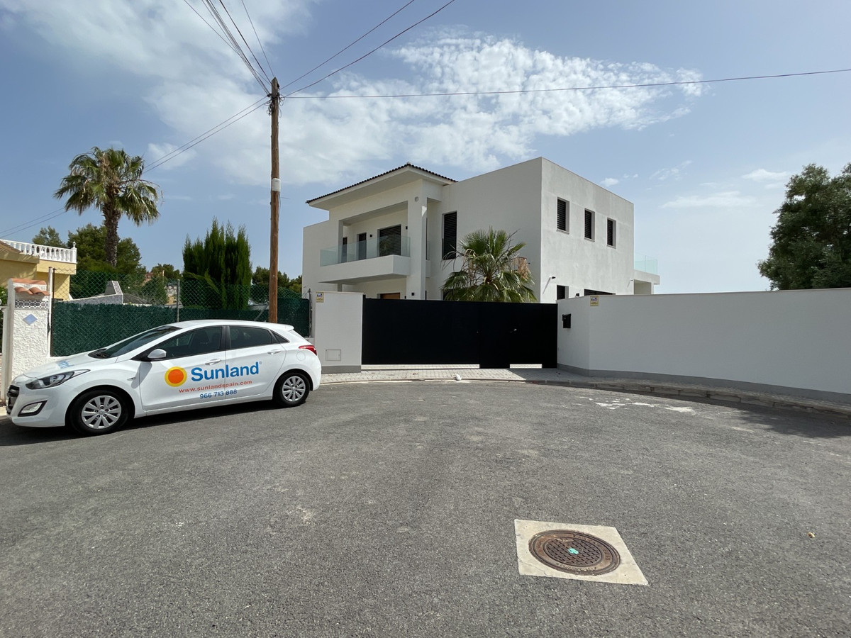 For sale - 6 Bedroom 5 Bathroom House - Detached Villa in Rojales - Ciudad Quesada  - Alicante