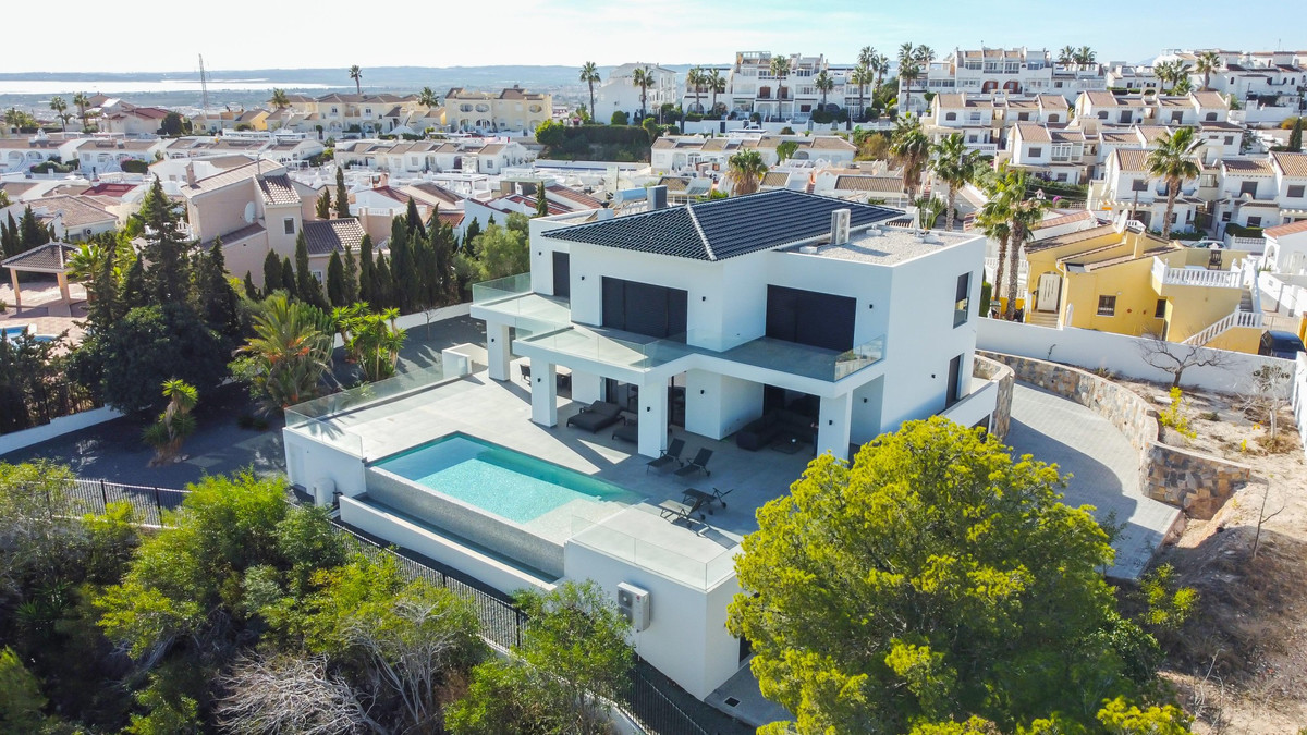 For sale - 6 Bedroom 5 Bathroom House - Detached Villa in Rojales - Ciudad Quesada  - Alicante