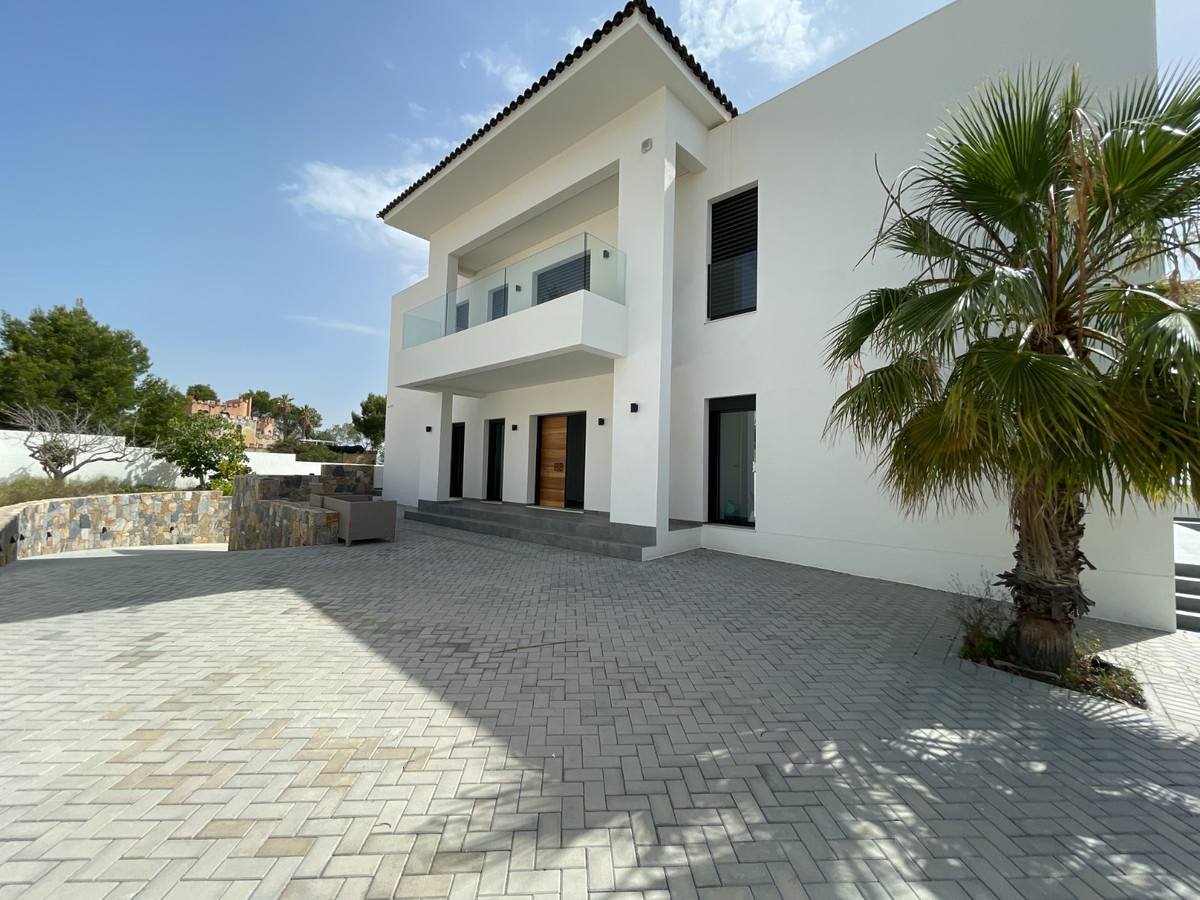 For sale - 6 Bedroom 5 Bathroom House - Detached Villa in Rojales - Ciudad Quesada  - Alicante