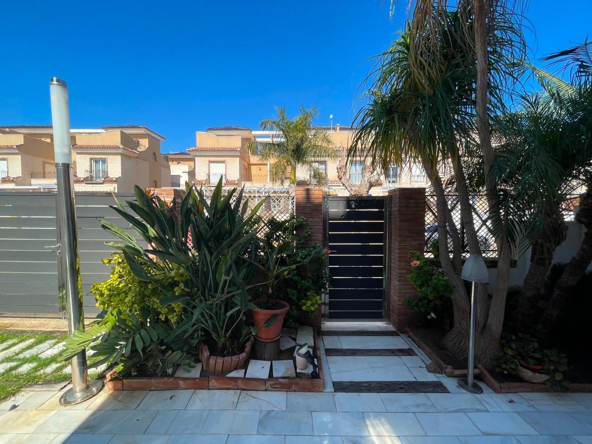 For sale - 4 Bedroom 3 Bathroom House - Townhouse in Pilar de la Horadada - Torre de la Horadada  - Alicante